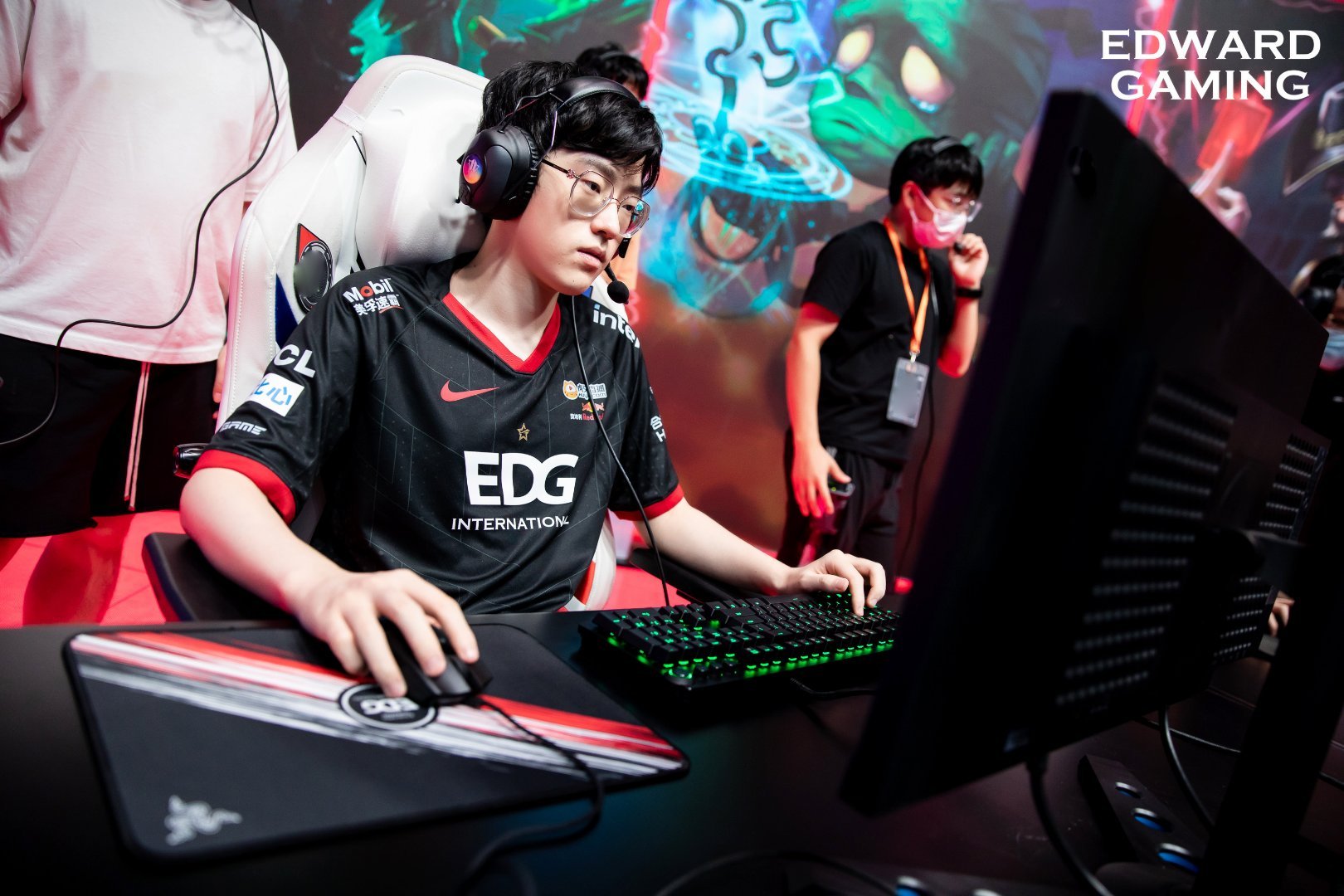 爱游戏娱乐-IG完胜C9，Scout统治全场