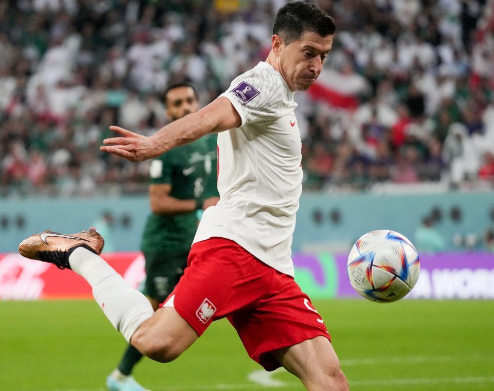 波兰完胜马赛，莱万惊艳四座