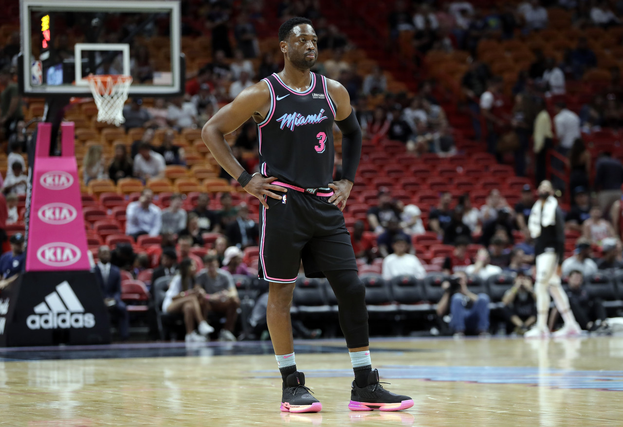 热火球员韦德表现神勇,率队赢得关键胜利 热火球员韦德表现神勇,率队赢得关键胜利