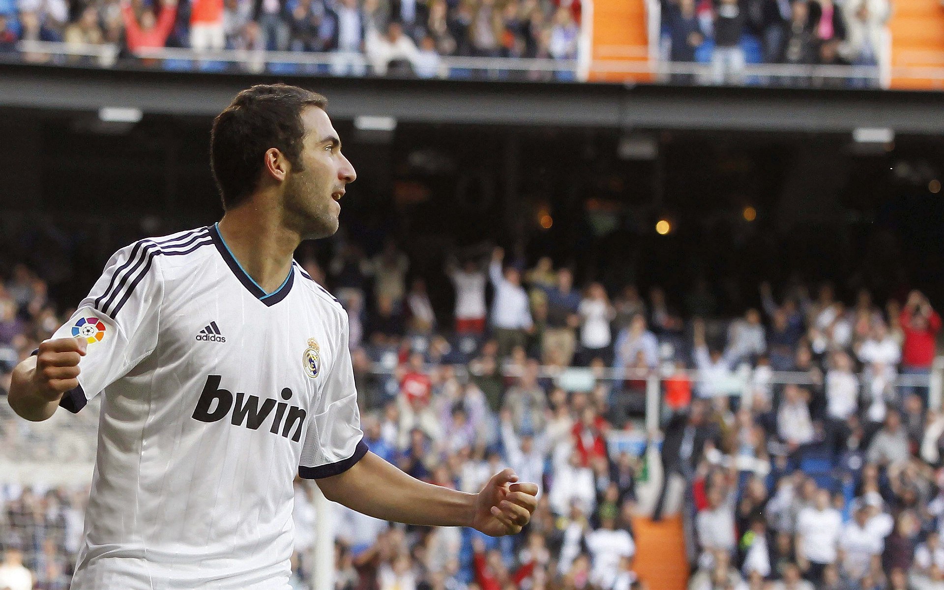 终场哨与纪念碑,一场惊险胜利与一段永恒传奇