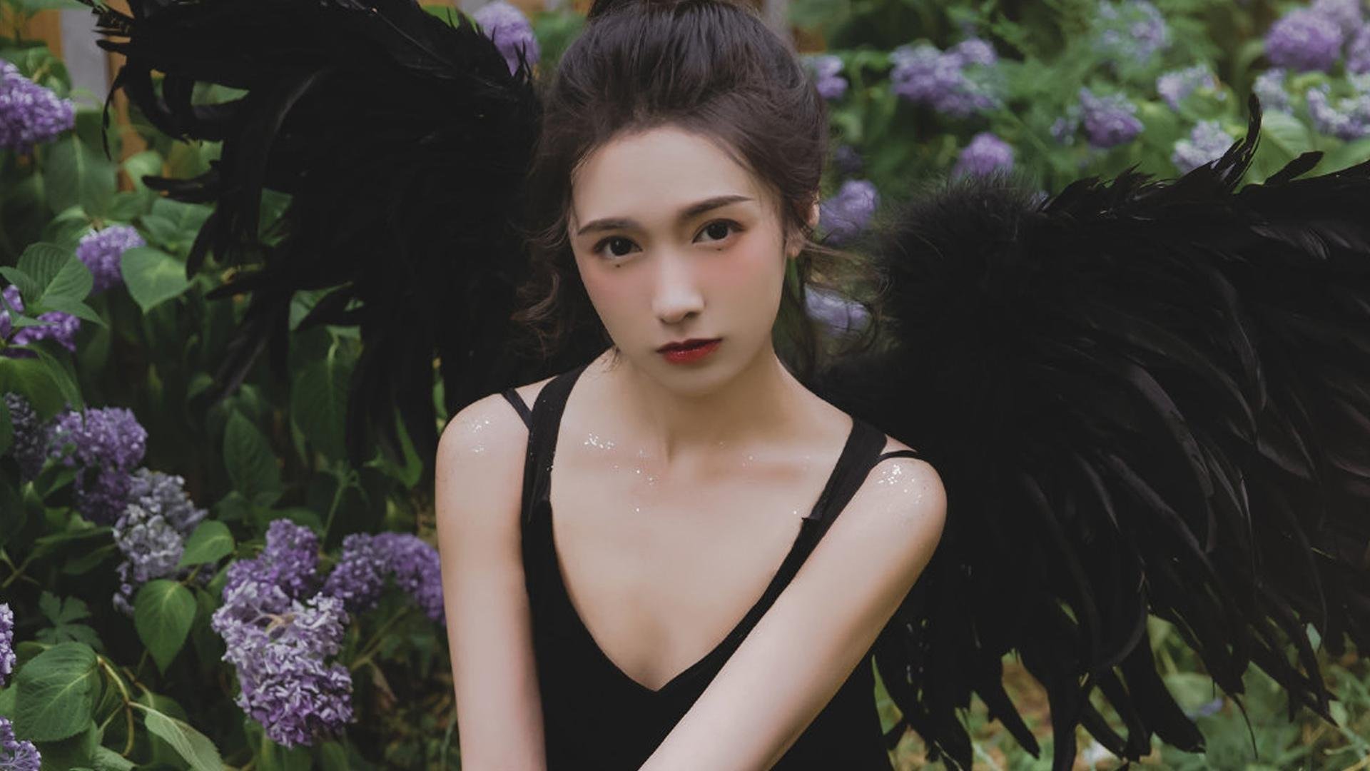 绿茵场的两面，当国歌在别处回响—墨西哥黄昏与佩德里的清晨